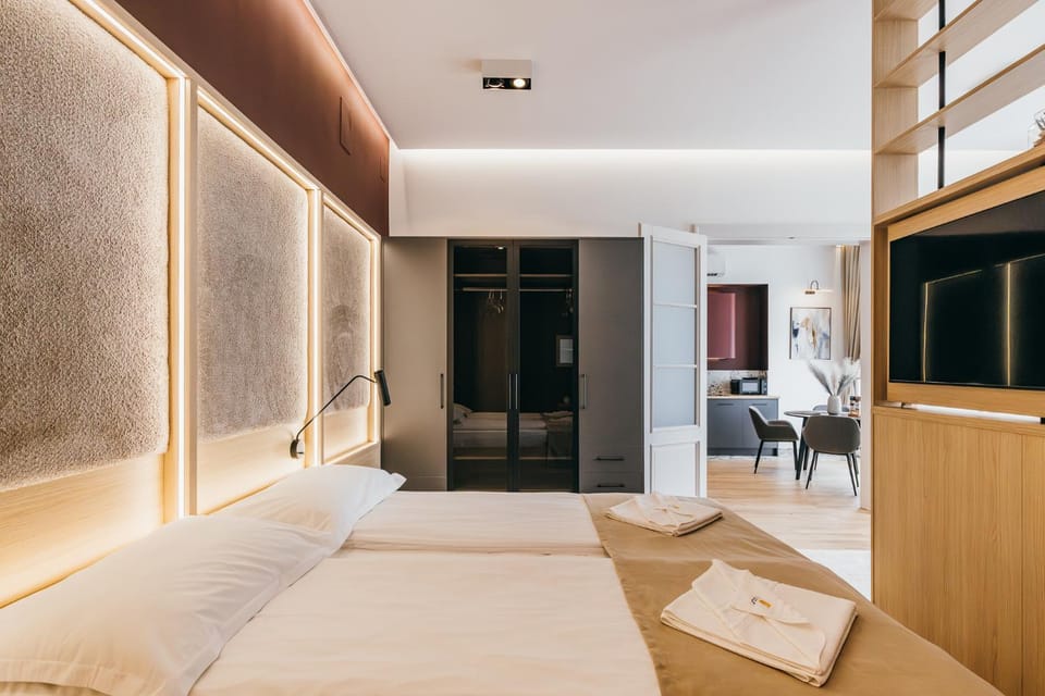 Bed, TV and multimedia, Bedroom, wardrobe