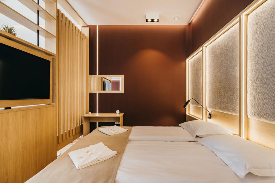 Bed, TV and multimedia, Bedroom, towels