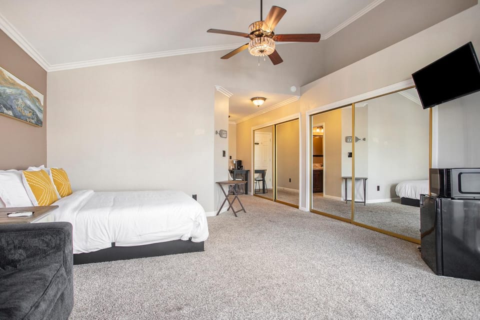 Bedroom, Lake view