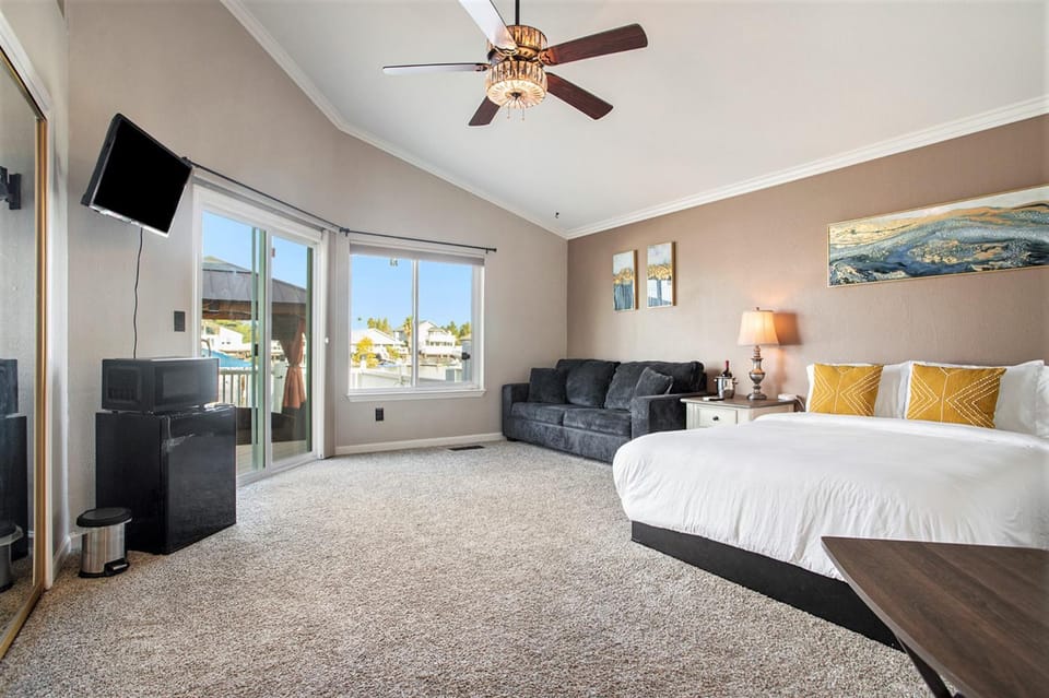 Bedroom, Lake view