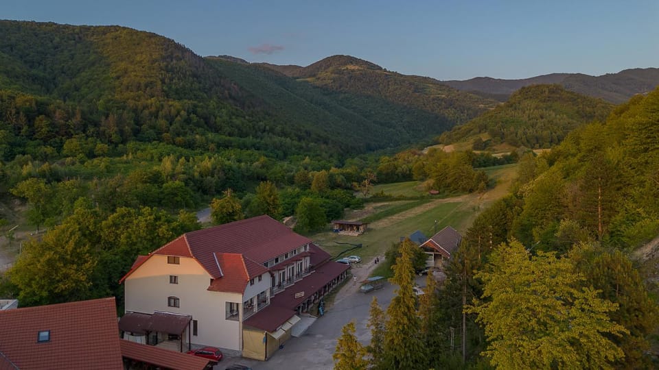 Pensiunea Popasul Ursilor Medve Barlang Peștera Urșilor Bed and Breakfast in Hungary