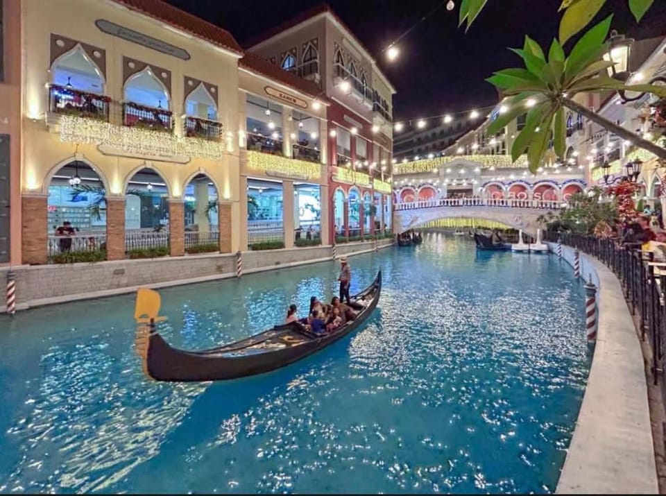 Restaurant/places to eat, Night, Activities