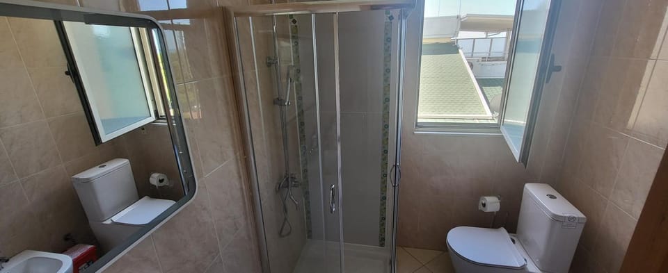Toilet, bidet