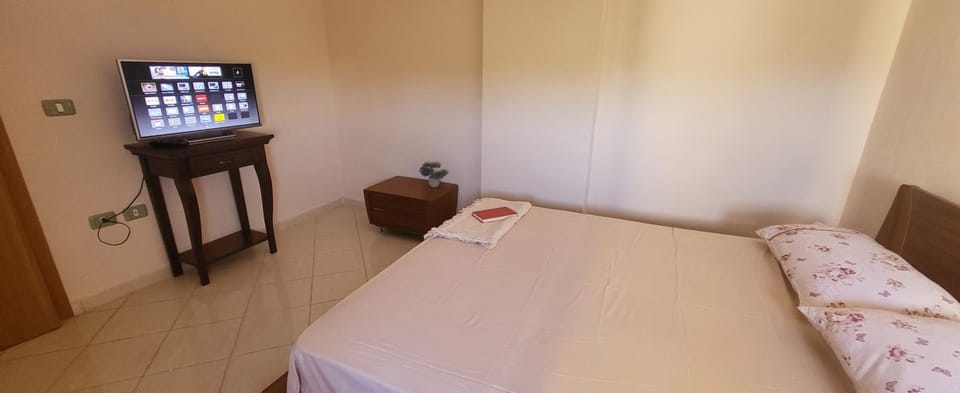 Bed, TV and multimedia, Photo of the whole room, Bedroom, hair dresser