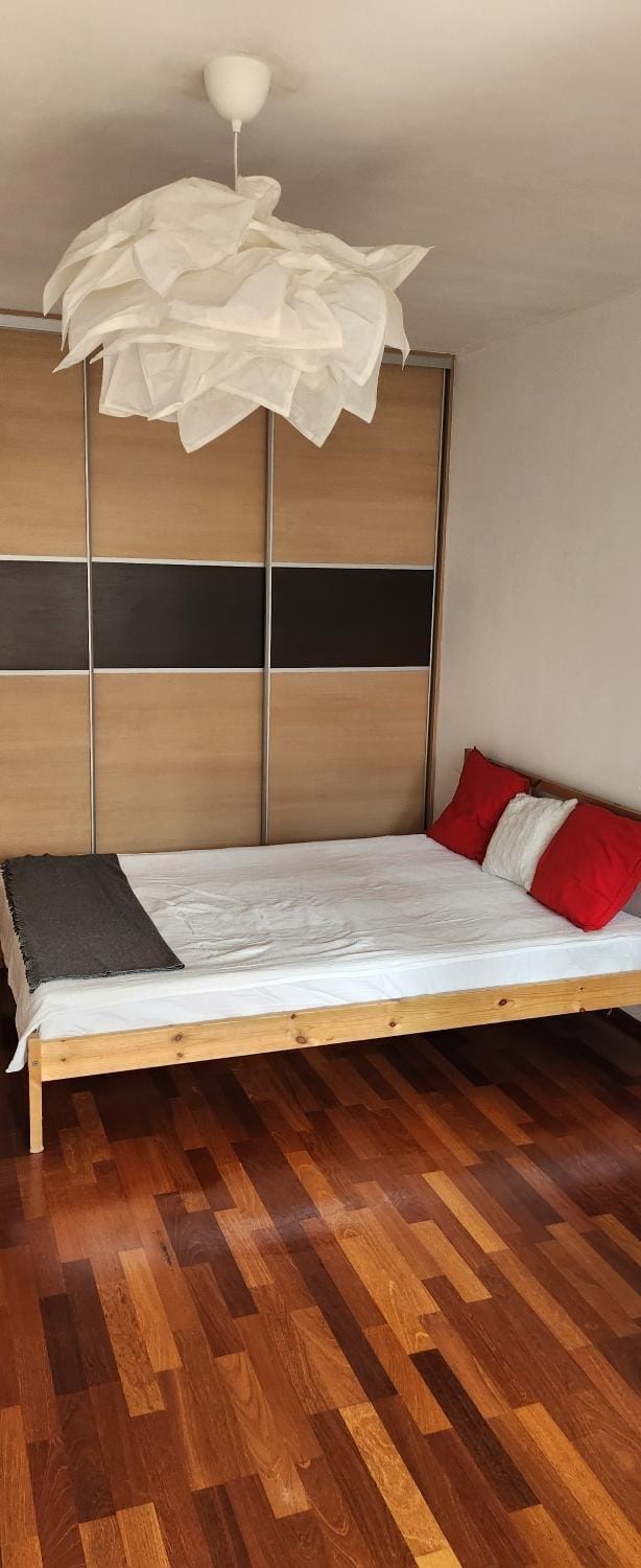 Bed, Living room, Photo of the whole room, Bedroom, microwave