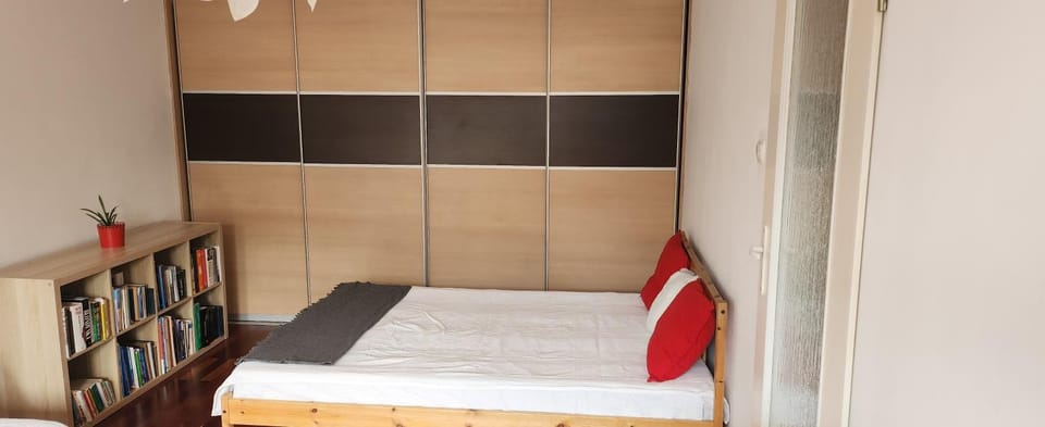 Bed, Library, Photo of the whole room, Bedroom