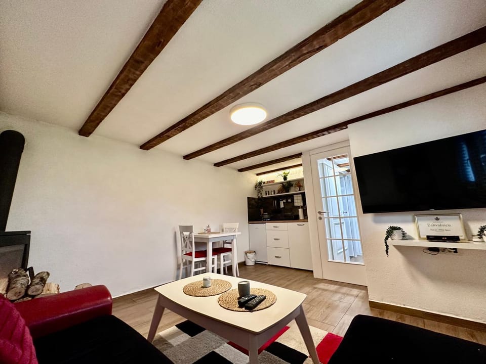 Communal lounge/ TV room, TV and multimedia, Kitchen or kitchenette, Living room, Seating area, Dining area, Evening entertainment, minibar