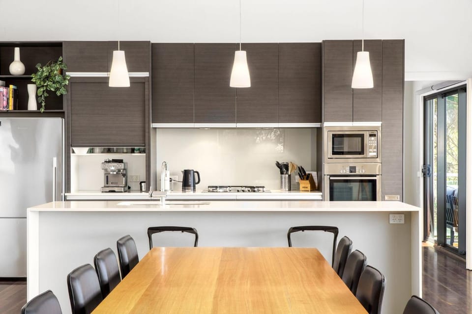 Kitchen or kitchenette, Dining area, oven, stove