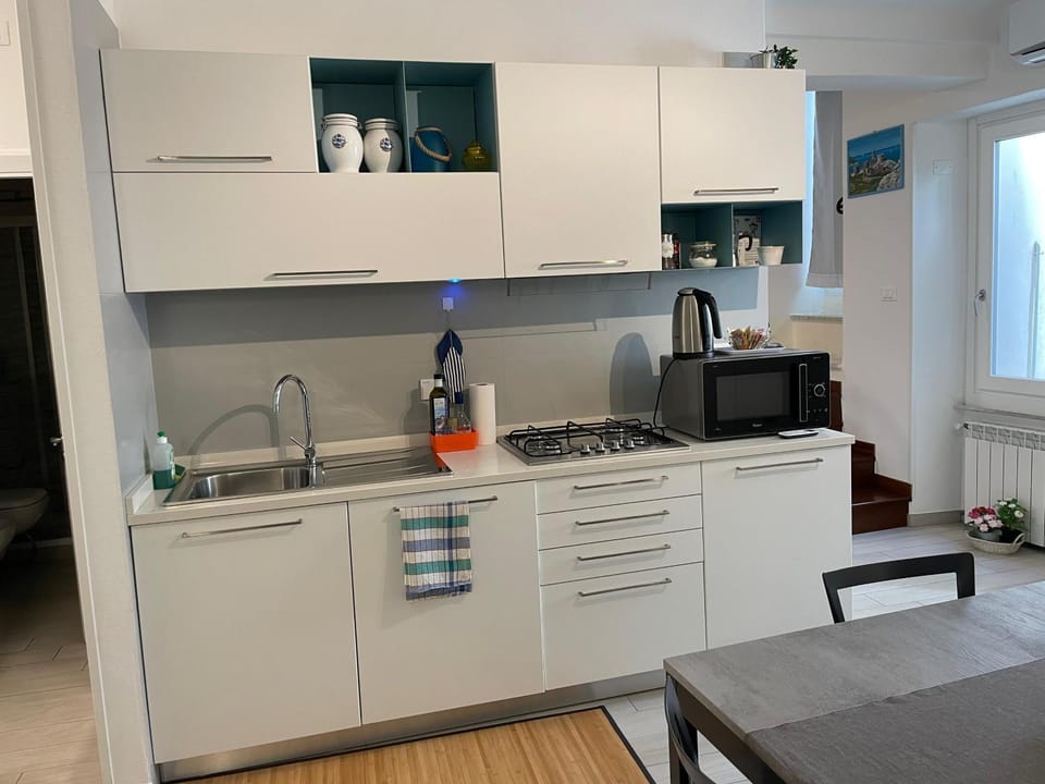 Coffee/tea facilities, Kitchen or kitchenette, Dining area, stove