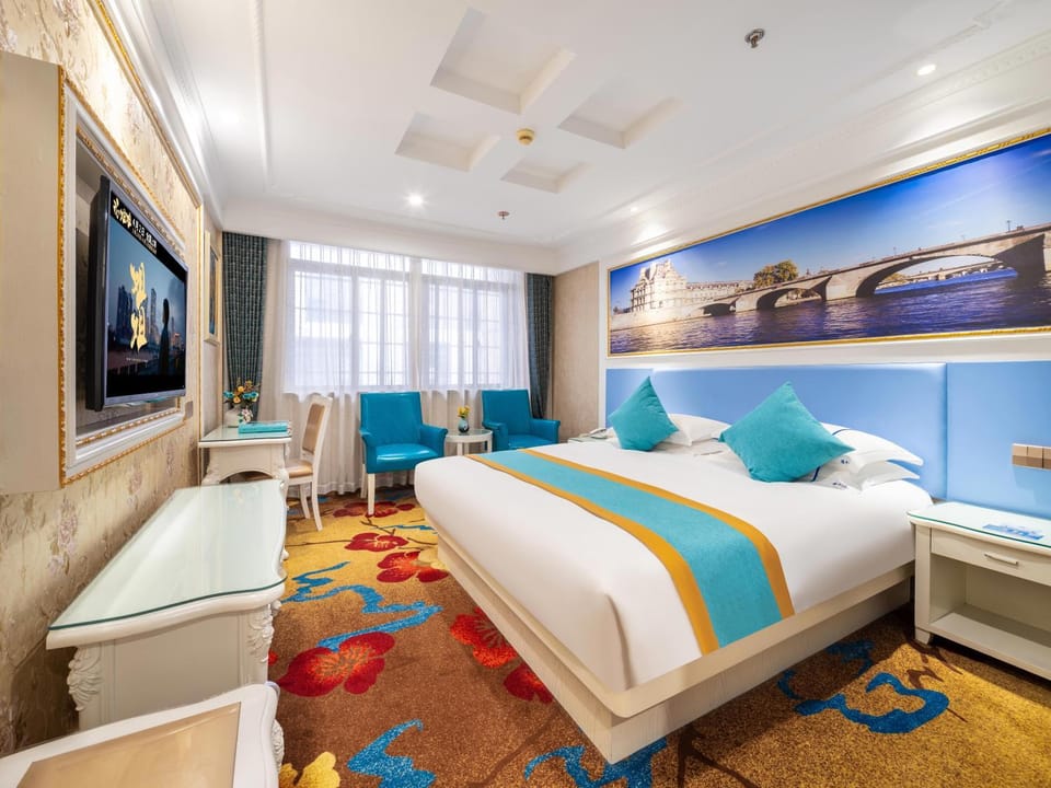 Communal lounge/ TV room, Bed, TV and multimedia, Living room, Photo of the whole room, Seating area, Evening entertainment, Bedroom