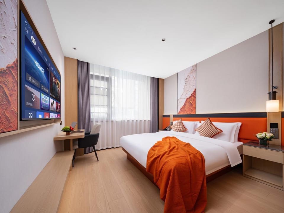 Bed, TV and multimedia, Photo of the whole room, Bedroom