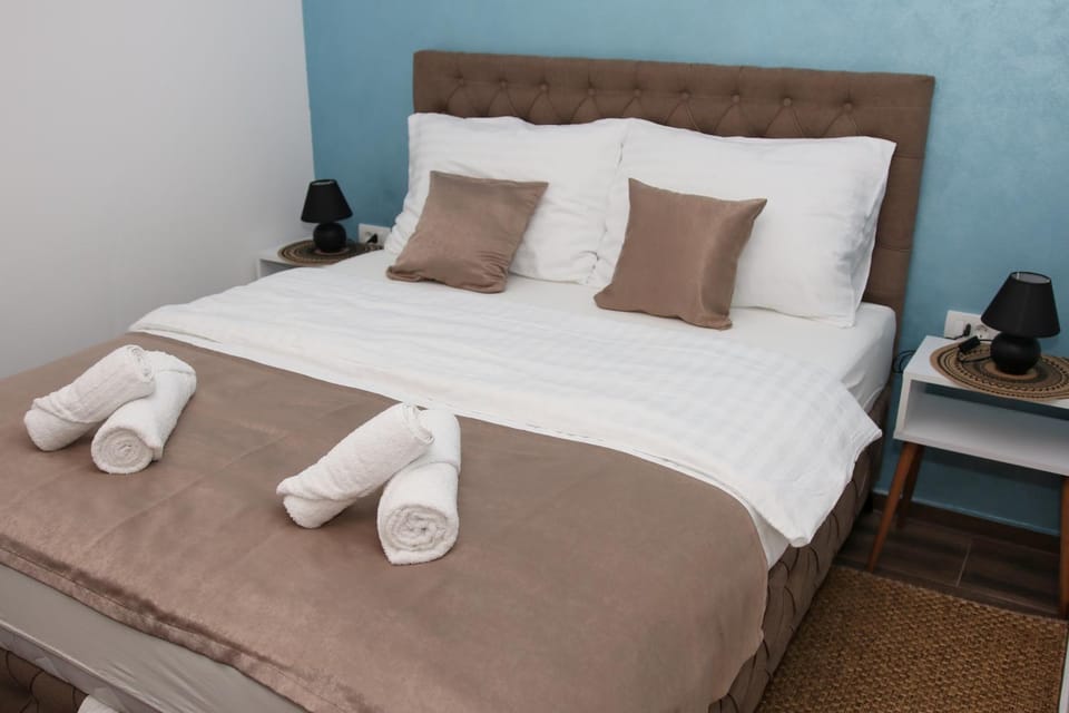 Bed, Photo of the whole room, towels