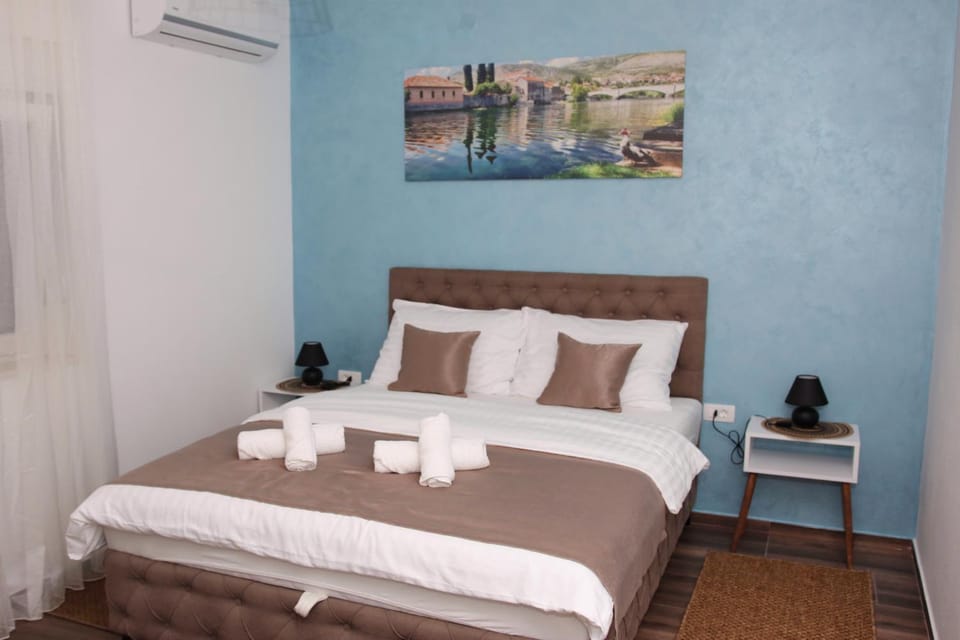 Bed, Photo of the whole room, towels