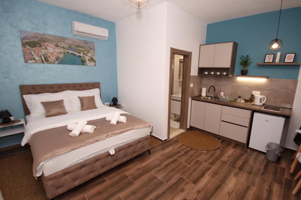 Bed, Kitchen or kitchenette, Photo of the whole room, towels