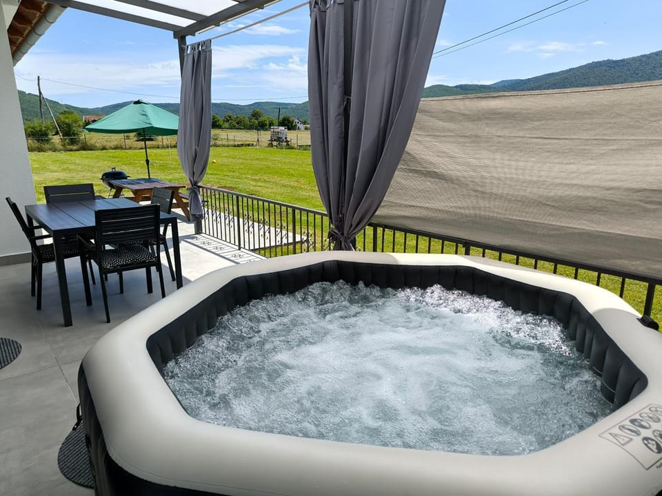 Patio, Natural landscape, Hot Tub, Hot Tub, Balcony/Terrace, Mountain view, Pool view