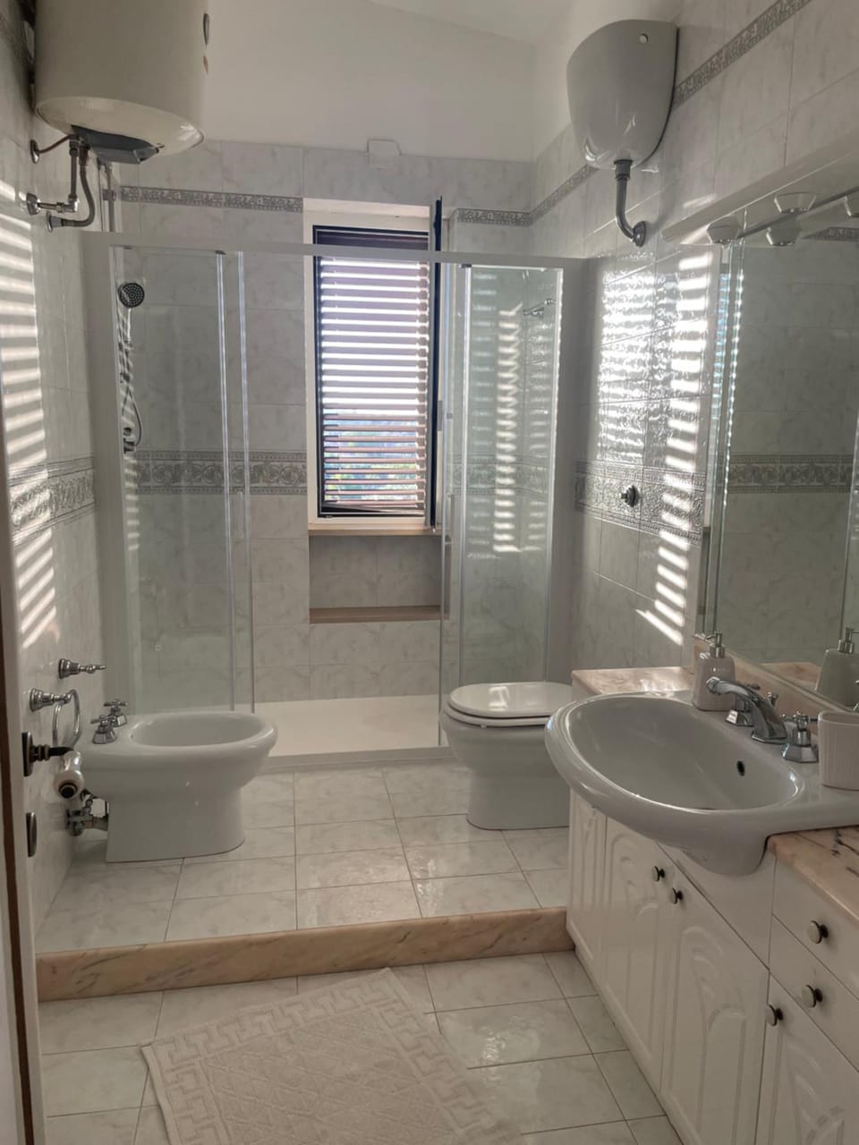Shower, Toilet, Bathroom, Bath, bidet, towels