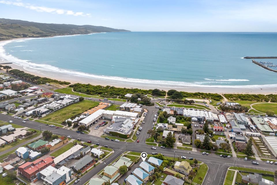 Property building, Nearby landmark, Day, Neighbourhood, Natural landscape, Bird's eye view, Beach, City view, Sea view, Location