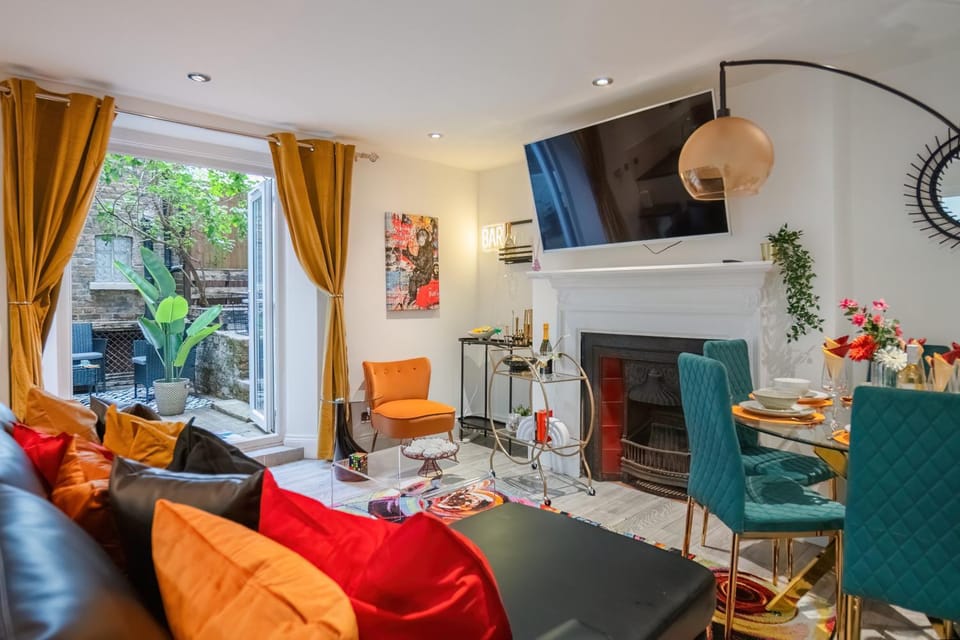 TV and multimedia, Living room, Seating area, Dining area