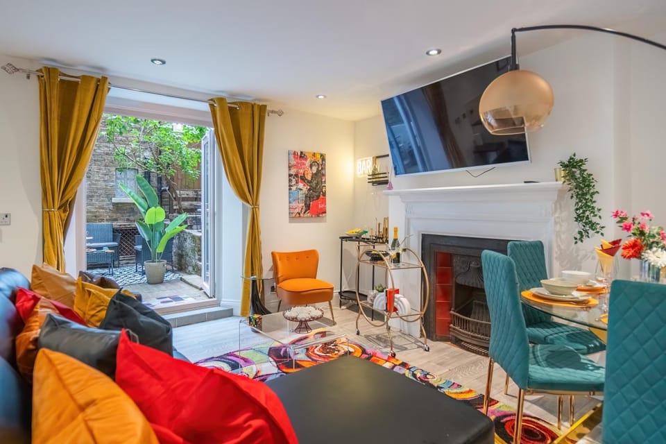 TV and multimedia, Living room, Seating area, Dining area