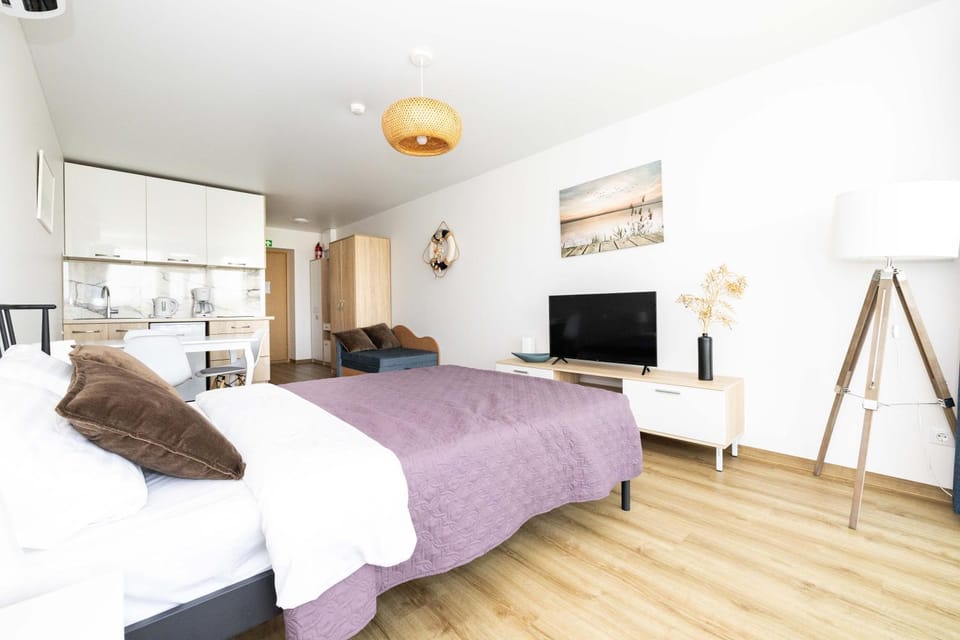 Bed, TV and multimedia, Photo of the whole room