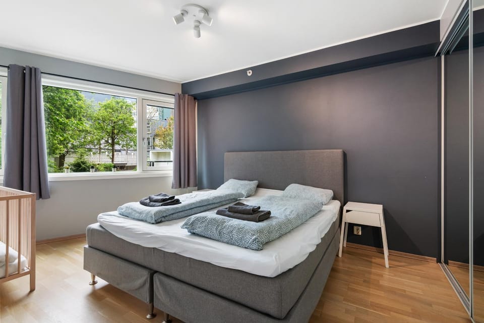 Bed, Bedroom, towels