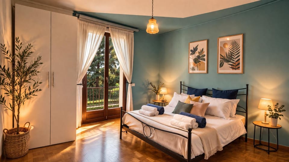 Photo of the whole room, Bedroom