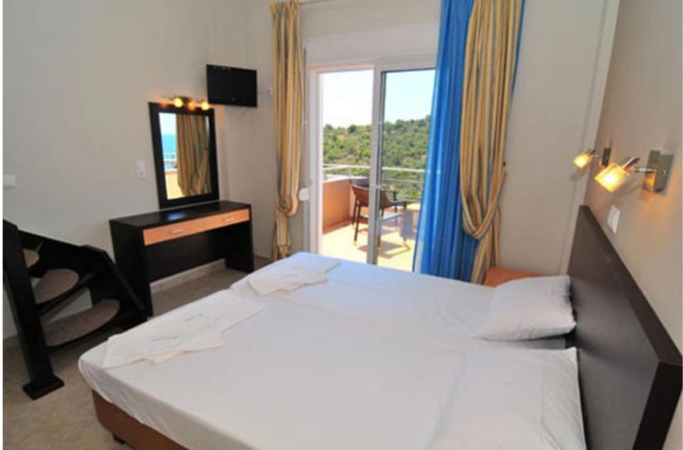 Bed, TV and multimedia, Photo of the whole room, Bedroom