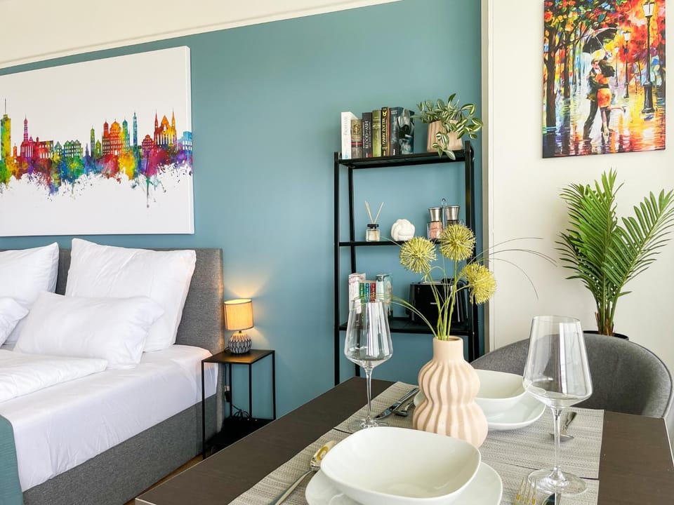 Bed, Living room, Photo of the whole room, Decorative detail, Seating area, Dining area, Bedroom