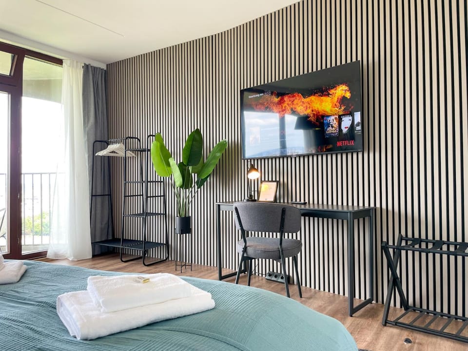Communal lounge/ TV room, Communal lounge/ TV room, Bed, TV and multimedia, Living room, Photo of the whole room, Seating area, Evening entertainment, Bedroom, hair dresser