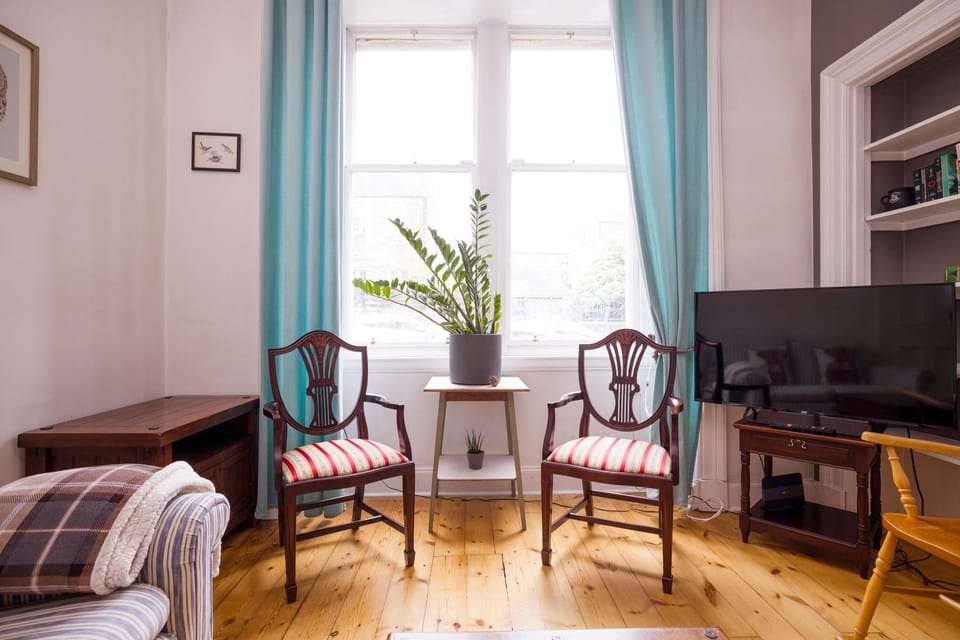 Photo of the whole room, Seating area
