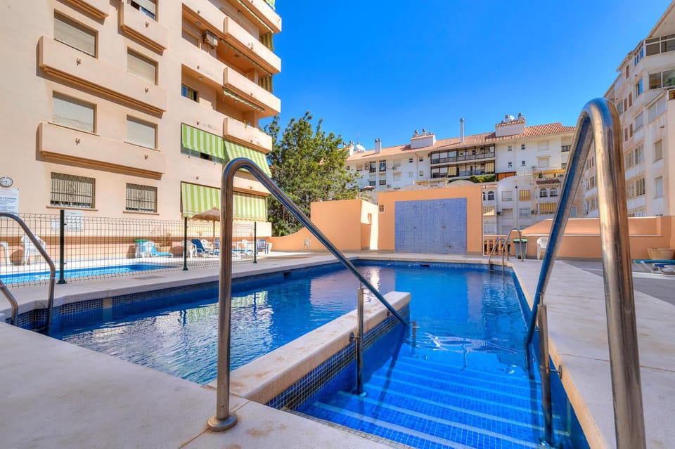 Day, Swimming pool, sunbed