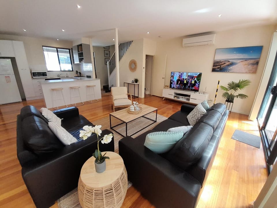 TV and multimedia, Living room, Seating area, kitchen