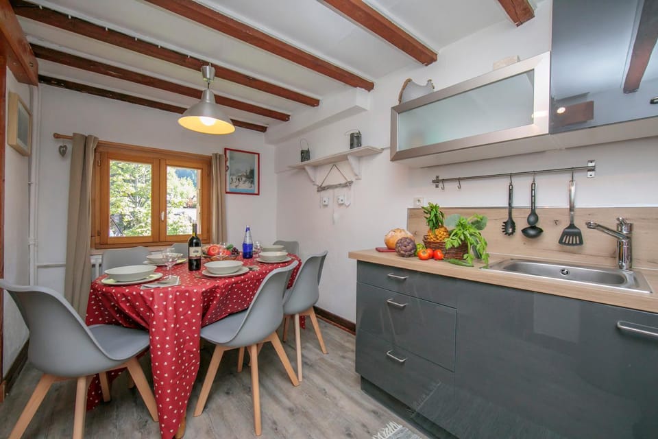 Dining area, kitchen