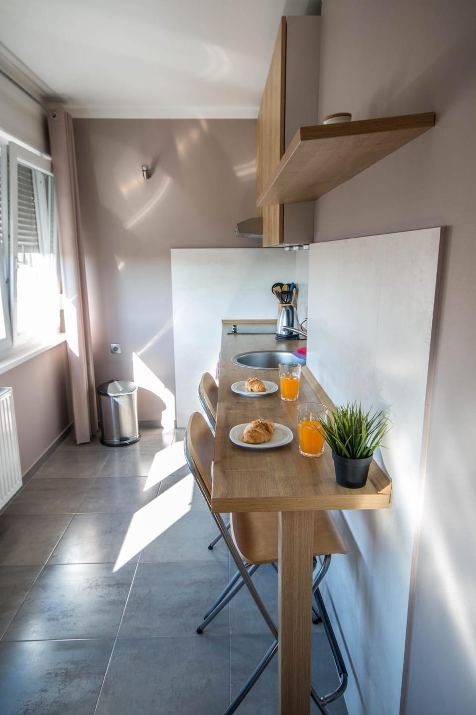 Kitchen or kitchenette, Dining area