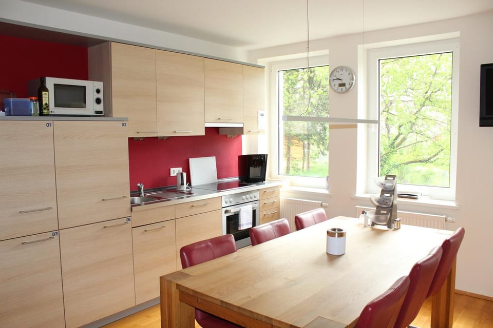 Coffee/tea facilities, Kitchen or kitchenette, Dining area, pet friendly, stove