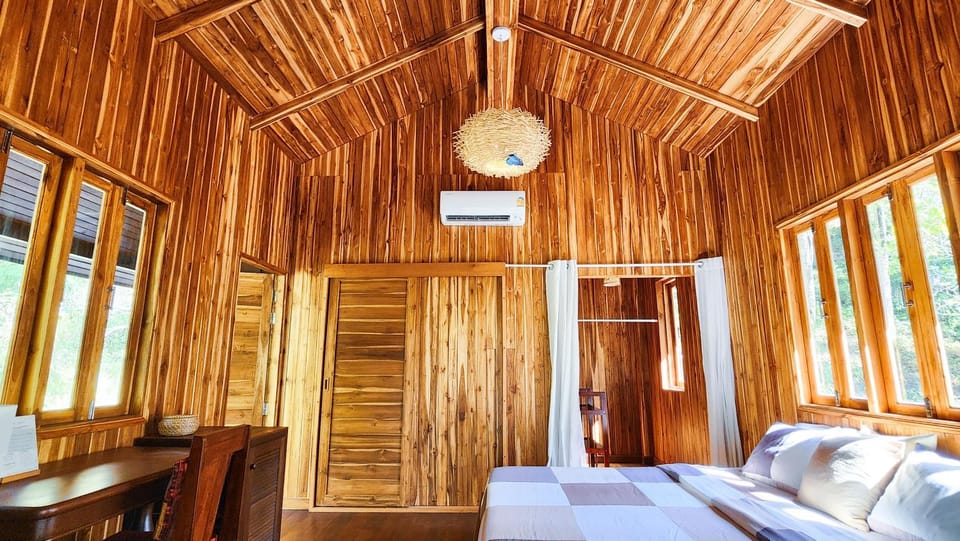 Bed, Photo of the whole room, Seating area, Bedroom, air conditioner