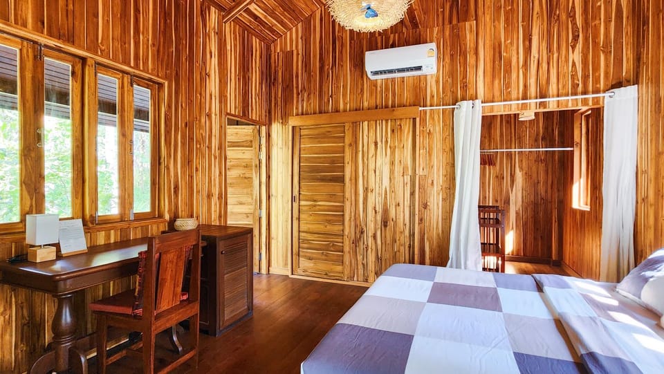 Bed, Photo of the whole room, Seating area, Bedroom, air conditioner