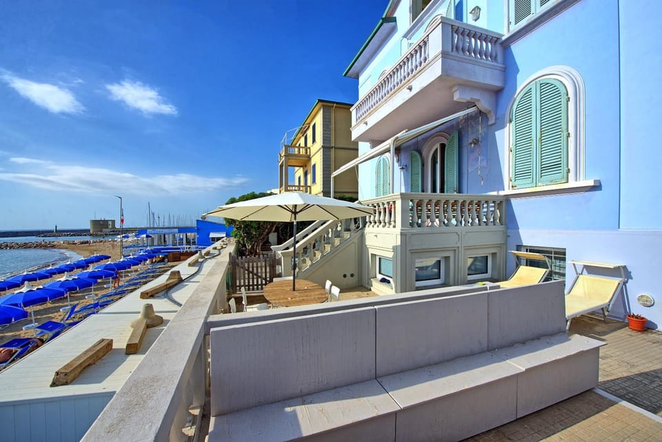 Property building, Balcony/Terrace, Beach, Sea view