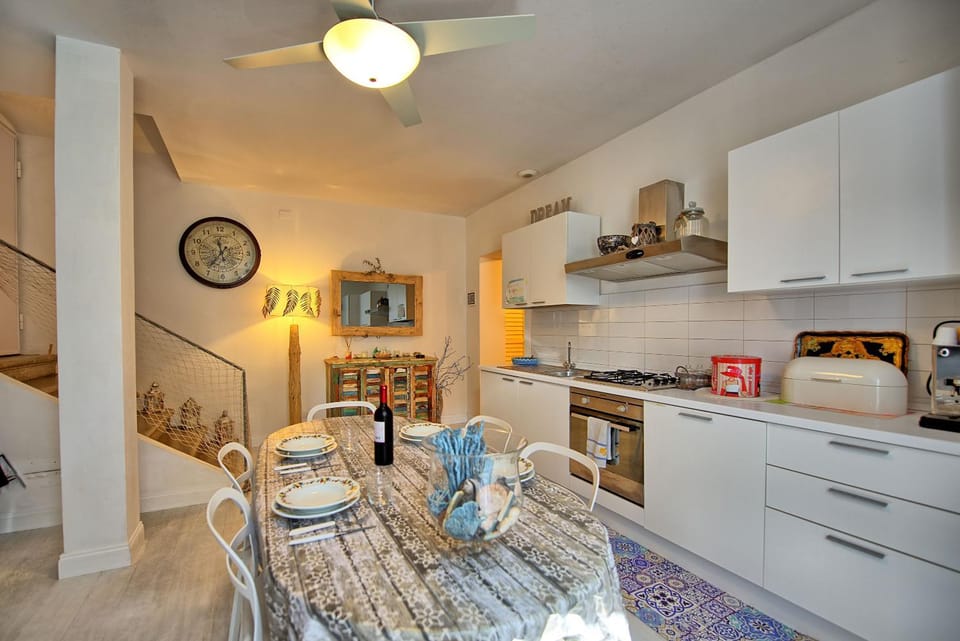 Kitchen or kitchenette, Dining area, dishwasher, pet friendly, stove