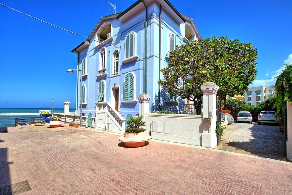 Property building, Sea view, Parking