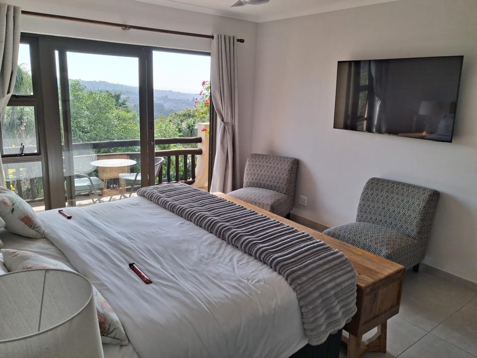 Bed, TV and multimedia, View (from property/room), Seating area
