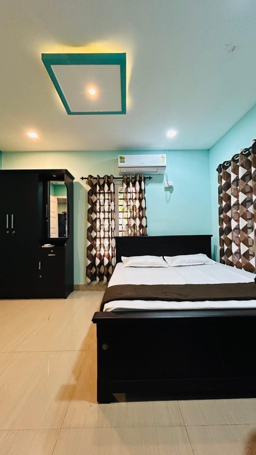 Bed, Photo of the whole room, Bedroom, wardrobe, air conditioner