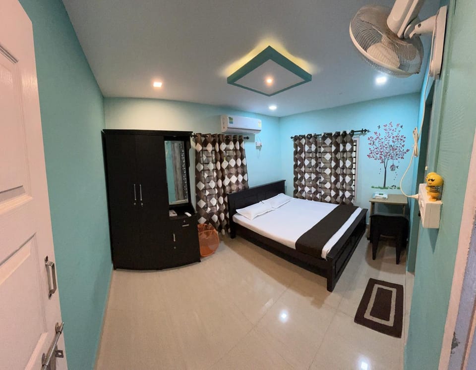Bed, Photo of the whole room, Bedroom, fireplace, air conditioner