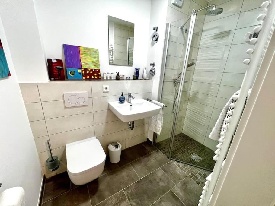 Shower, Toilet, Bathroom, towels