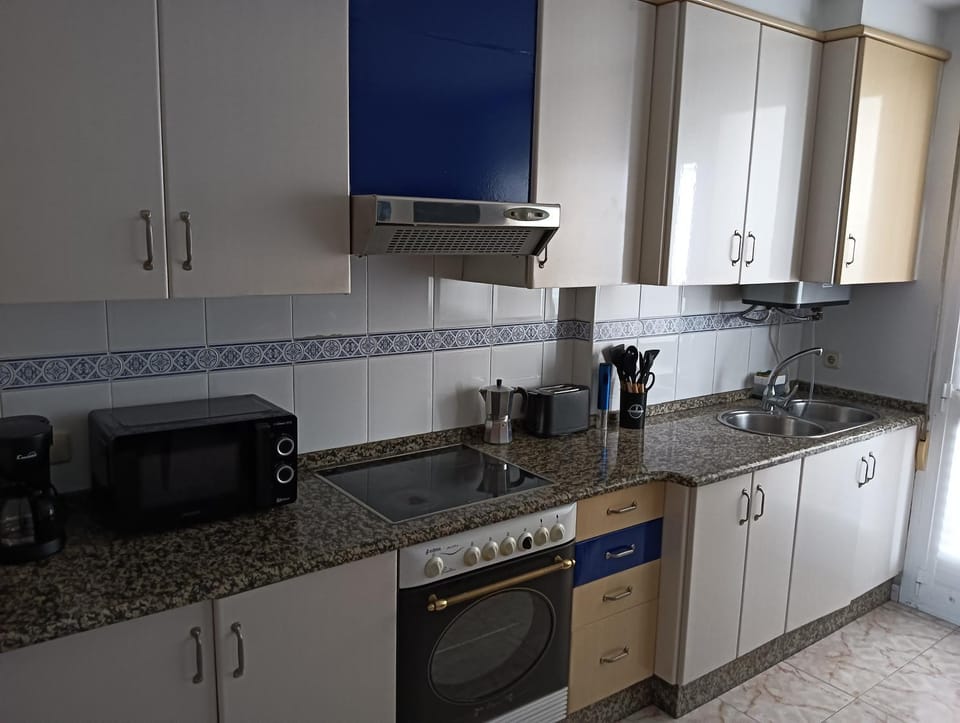 Coffee/tea facilities, Kitchen or kitchenette, stove, toaster