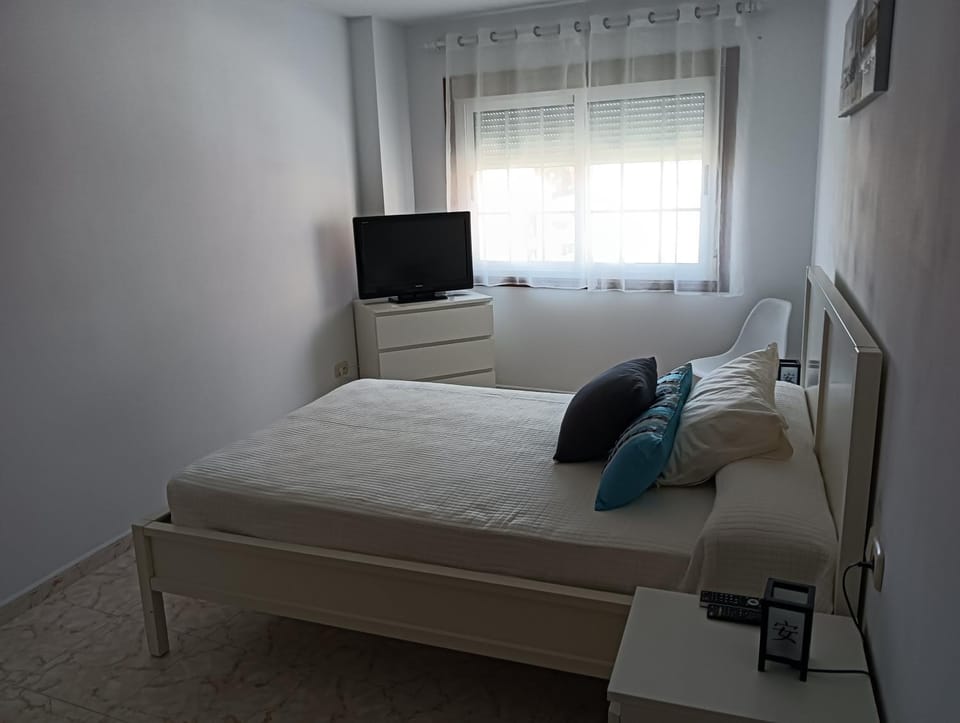 Bed, TV and multimedia, Photo of the whole room, Bedroom