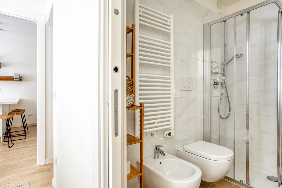 Shower, Toilet, Bathroom, bidet, towels