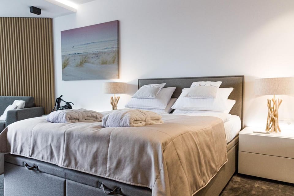 Bed, Photo of the whole room, towels