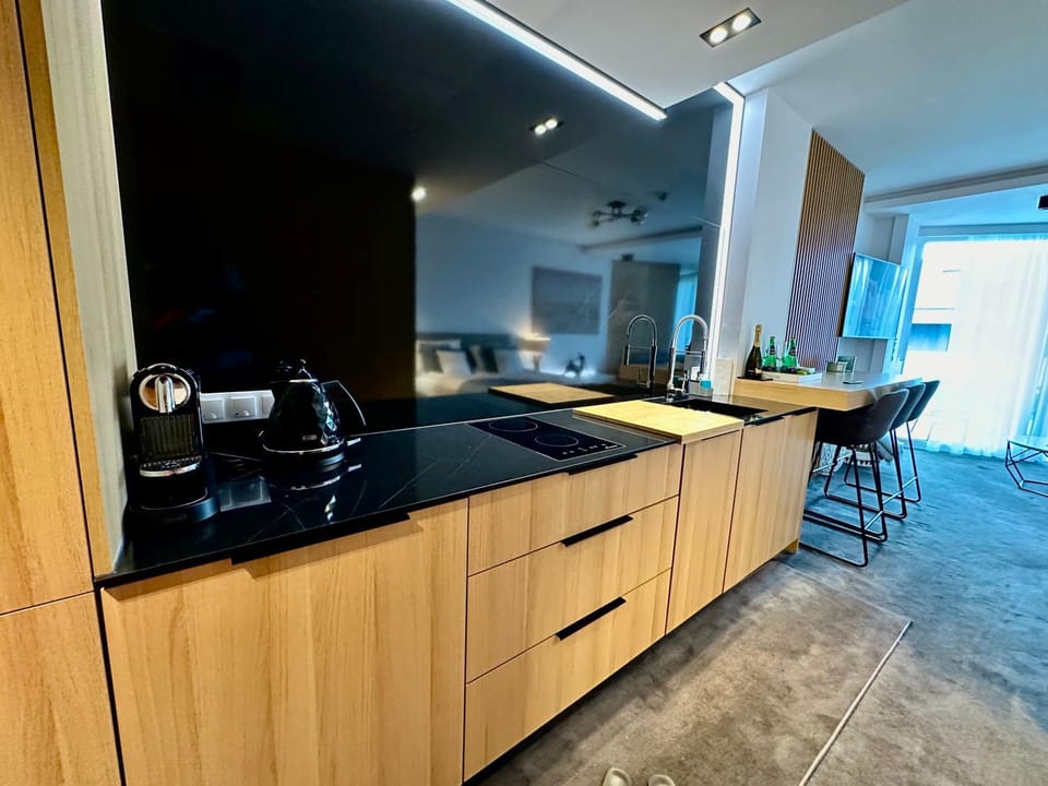Kitchen or kitchenette, Dining area, minibar
