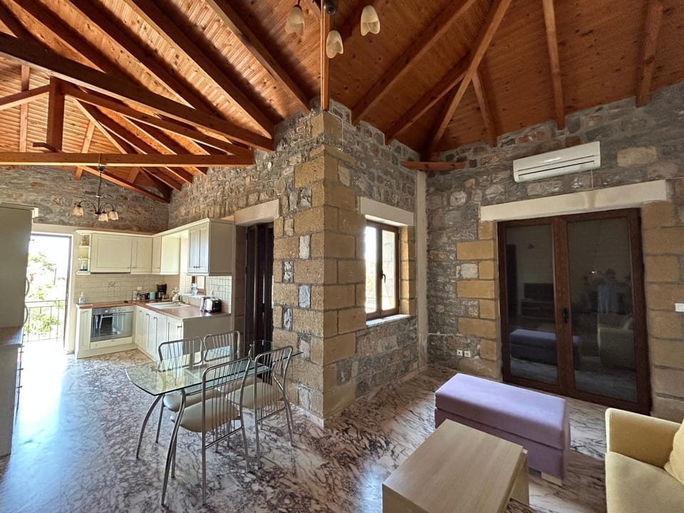 Kitchen or kitchenette, Living room, Seating area, Dining area
